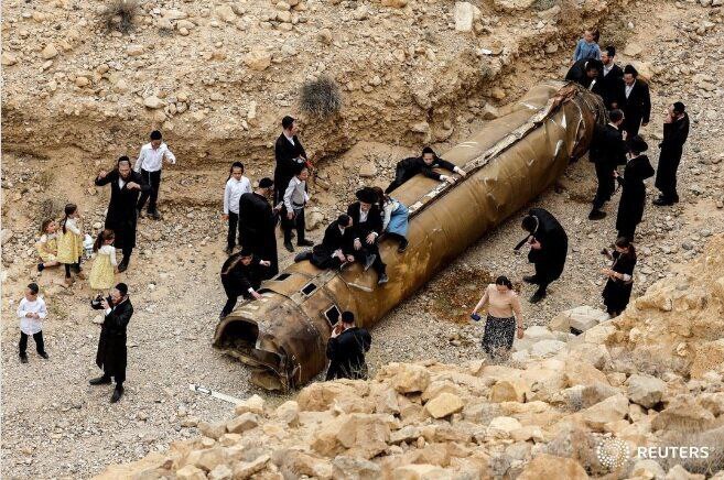عکس/حضور خاخام‌های اسرائیلی در کنار بقایای موشک‌های ایرانی